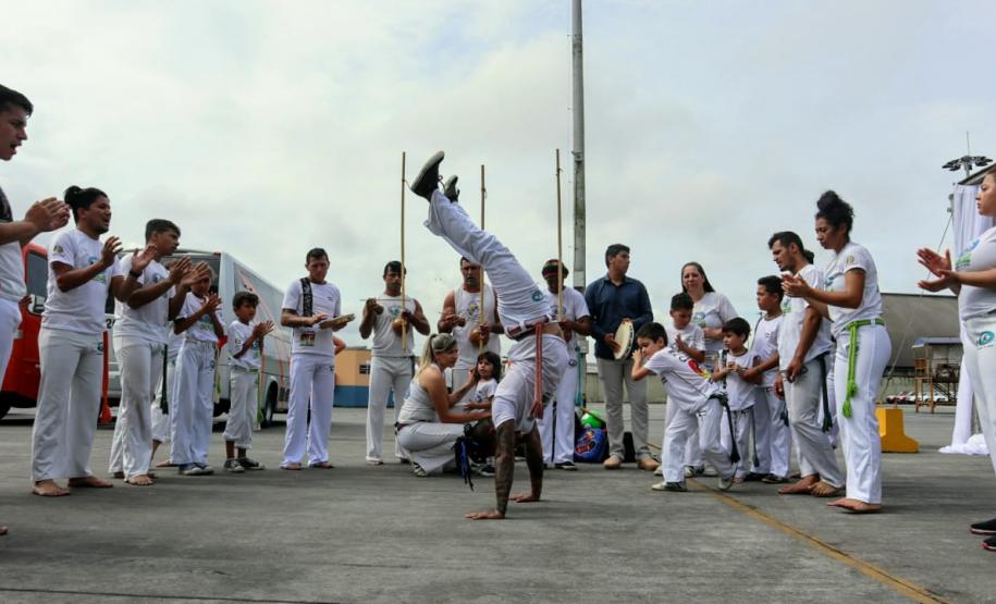 O navio de cruzeiros MS Hamburg está atracado no Porto de Paranaguá, onde permanece até as 19h. A parada turística, que traz 411 passageiros e tripulantes, movimenta o Litoral e a capital do Estado.