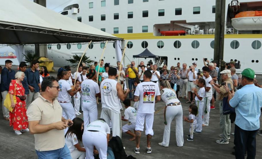 O navio de cruzeiros MS Hamburg está atracado no Porto de Paranaguá, onde permanece até as 19h. A parada turística, que traz 411 passageiros e tripulantes, movimenta o Litoral e a capital do Estado.