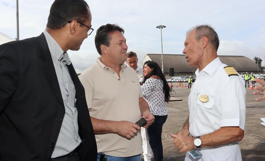 O navio de cruzeiros MS Hamburg está atracado no Porto de Paranaguá, onde permanece até as 19h. A parada turística, que traz 411 passageiros e tripulantes, movimenta o Litoral e a capital do Estado.