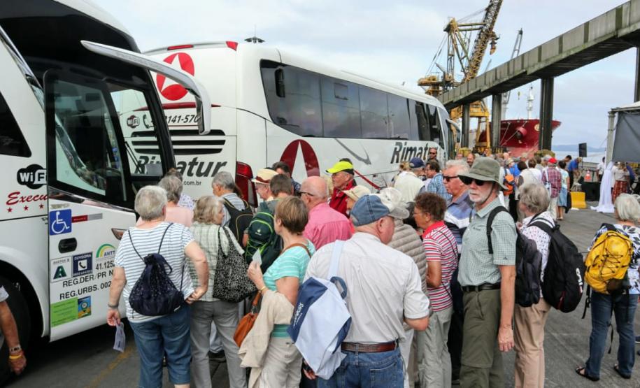 O navio de cruzeiros MS Hamburg está atracado no Porto de Paranaguá, onde permanece até as 19h. A parada turística, que traz 411 passageiros e tripulantes, movimenta o Litoral e a capital do Estado.