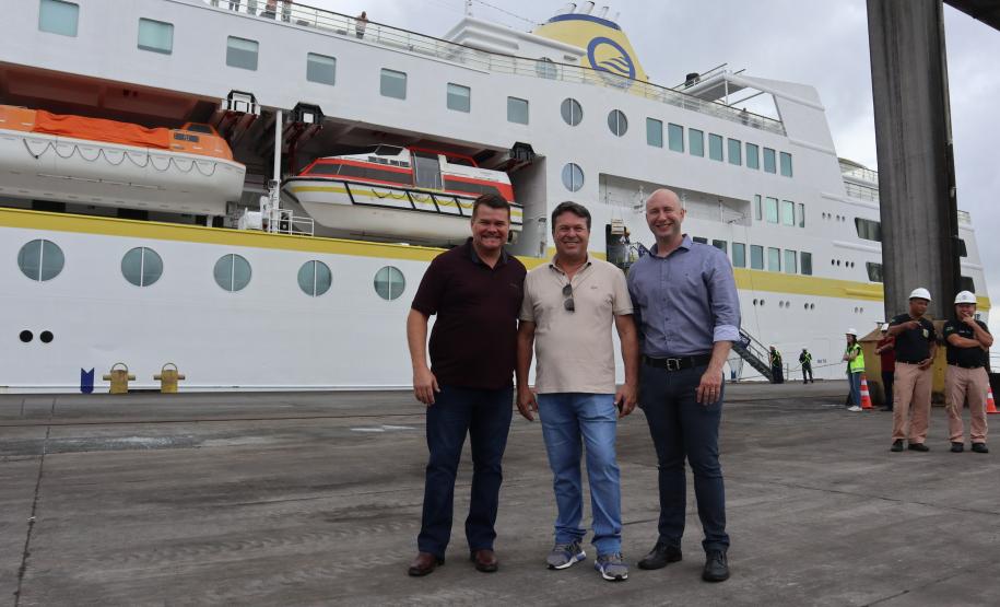 O navio de cruzeiros MS Hamburg está atracado no Porto de Paranaguá, onde permanece até as 19h. A parada turística, que traz 411 passageiros e tripulantes, movimenta o Litoral e a capital do Estado.
