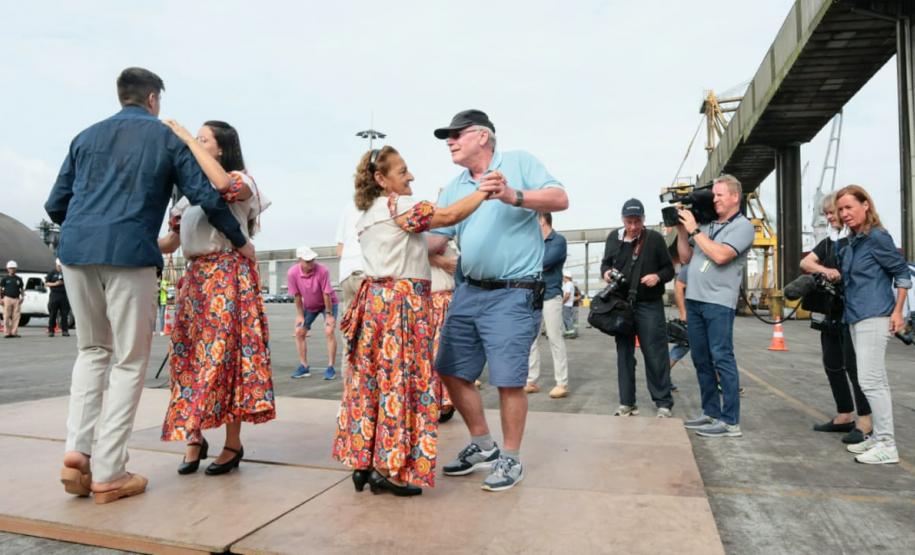 O navio de cruzeiros MS Hamburg está atracado no Porto de Paranaguá, onde permanece até as 19h. A parada turística, que traz 411 passageiros e tripulantes, movimenta o Litoral e a capital do Estado.