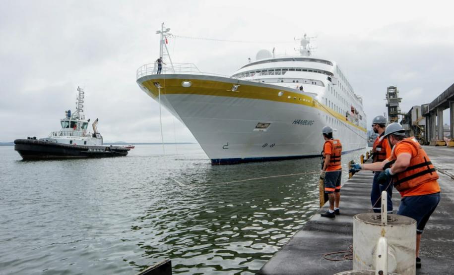 O navio de cruzeiros MS Hamburg está atracado no Porto de Paranaguá, onde permanece até as 19h. A parada turística, que traz 411 passageiros e tripulantes, movimenta o Litoral e a capital do Estado.