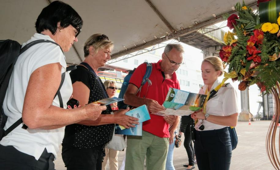 O navio de cruzeiros MS Hamburg está atracado no Porto de Paranaguá, onde permanece até as 19h. A parada turística, que traz 411 passageiros e tripulantes, movimenta o Litoral e a capital do Estado.