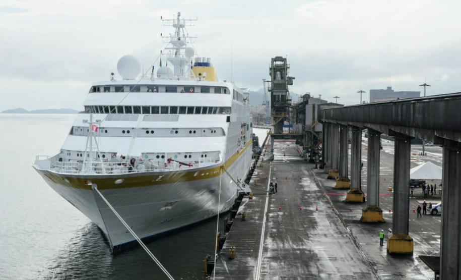 O navio de cruzeiros MS Hamburg está atracado no Porto de Paranaguá, onde permanece até as 19h. A parada turística, que traz 411 passageiros e tripulantes, movimenta o Litoral e a capital do Estado.