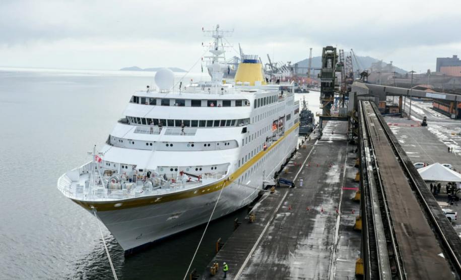 O navio de cruzeiros MS Hamburg está atracado no Porto de Paranaguá, onde permanece até as 19h. A parada turística, que traz 411 passageiros e tripulantes, movimenta o Litoral e a capital do Estado.