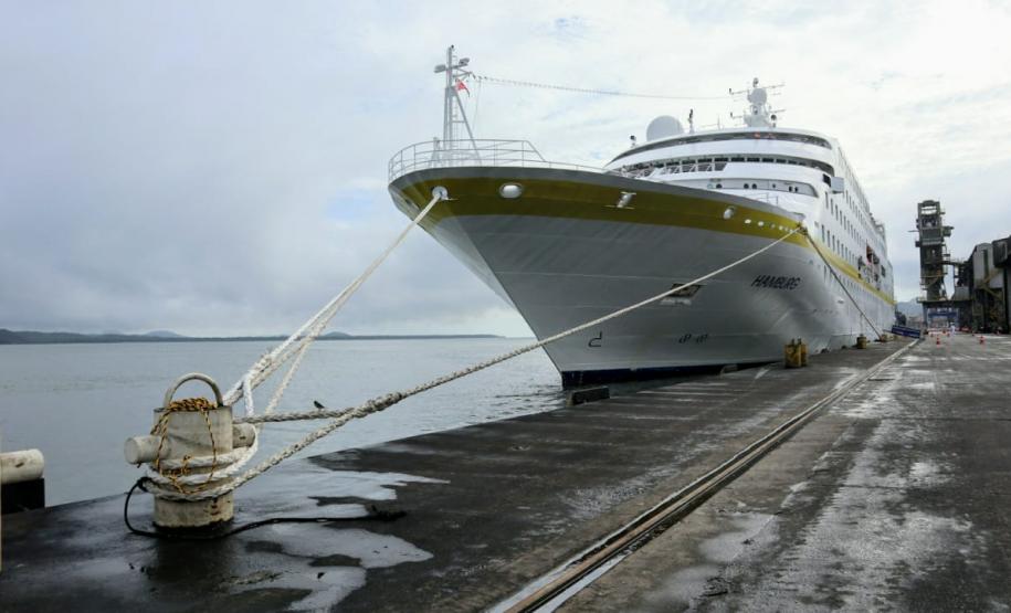 O navio de cruzeiros MS Hamburg está atracado no Porto de Paranaguá, onde permanece até as 19h. A parada turística, que traz 411 passageiros e tripulantes, movimenta o Litoral e a capital do Estado.