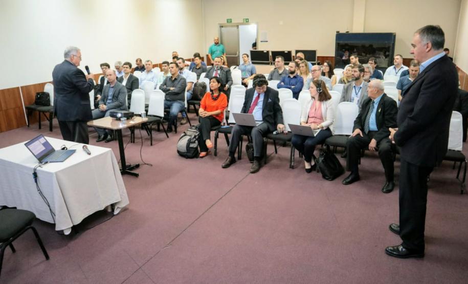 Empresários que importam e exportam produtos via Porto de Paranaguá participaram nessa sexta-feira (13) de uma discussão sobre a implantação de um sistema de troca de dados da comunidade portuária dos Portos do Paraná.