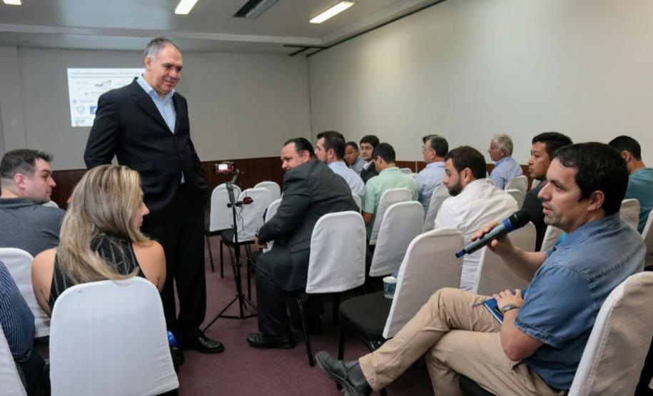 Empresários que importam e exportam produtos via Porto de Paranaguá participaram nessa sexta-feira (13) de uma discussão sobre a implantação de um sistema de troca de dados da comunidade portuária dos Portos do Paraná.