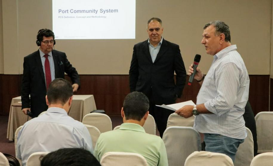 Empresários que importam e exportam produtos via Porto de Paranaguá participaram nessa sexta-feira (13) de uma discussão sobre a implantação de um sistema de troca de dados da comunidade portuária dos Portos do Paraná.