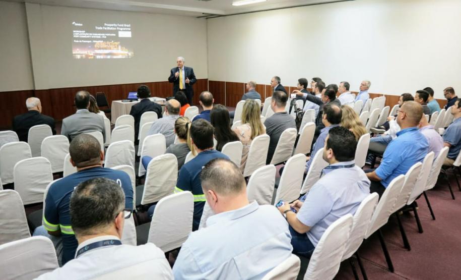 Empresários que importam e exportam produtos via Porto de Paranaguá participaram nessa sexta-feira (13) de uma discussão sobre a implantação de um sistema de troca de dados da comunidade portuária dos Portos do Paraná.