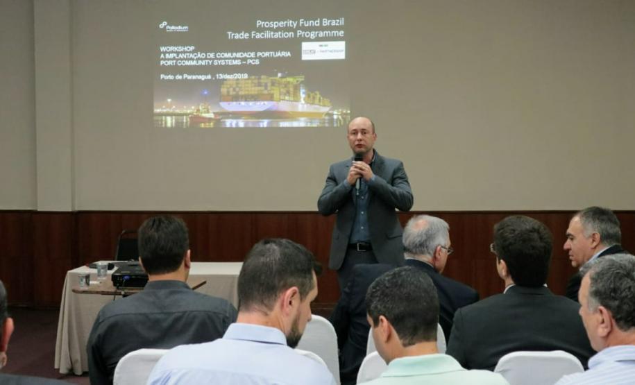 Empresários que importam e exportam produtos via Porto de Paranaguá participaram nessa sexta-feira (13) de uma discussão sobre a implantação de um sistema de troca de dados da comunidade portuária dos Portos do Paraná.