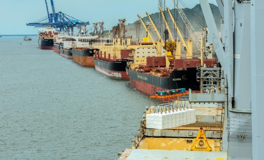 O Porto de Paranaguá alcançou na madrugada desta terça-feira (31) a marca de 53.098.566 toneladas de produtos movimentados. O número, que deve aumentar ao longo do dia, já supera o recorde do ano passado, quando foram 53.029.221 toneladas. Em Antonina, as movimentações somaram 908.377 toneladas e são 17% maiores que em 2018