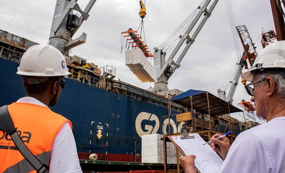 O Porto de Paranaguá alcançou na madrugada desta terça-feira (31) a marca de 53.098.566 toneladas de produtos movimentados. O número, que deve aumentar ao longo do dia, já supera o recorde do ano passado, quando foram 53.029.221 toneladas. Em Antonina, as movimentações somaram 908.377 toneladas e são 17% maiores que em 2018
