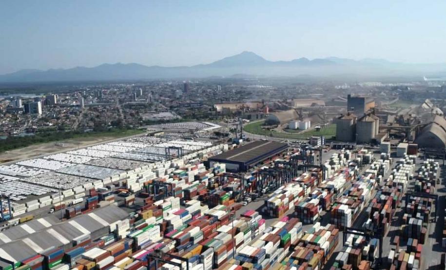 O Porto de Paranaguá alcançou na madrugada desta terça-feira (31) a marca de 53.098.566 toneladas de produtos movimentados. O número, que deve aumentar ao longo do dia, já supera o recorde do ano passado, quando foram 53.029.221 toneladas. Em Antonina, as movimentações somaram 908.377 toneladas e são 17% maiores que em 2018