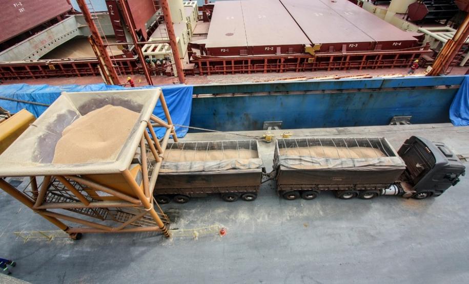 O Porto de Paranaguá alcançou na madrugada desta terça-feira (31) a marca de 53.098.566 toneladas de produtos movimentados. O número, que deve aumentar ao longo do dia, já supera o recorde do ano passado, quando foram 53.029.221 toneladas. Em Antonina, as movimentações somaram 908.377 toneladas e são 17% maiores que em 2018