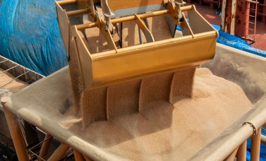 O Porto de Paranaguá alcançou na madrugada desta terça-feira (31) a marca de 53.098.566 toneladas de produtos movimentados. O número, que deve aumentar ao longo do dia, já supera o recorde do ano passado, quando foram 53.029.221 toneladas. Em Antonina, as movimentações somaram 908.377 toneladas e são 17% maiores que em 2018