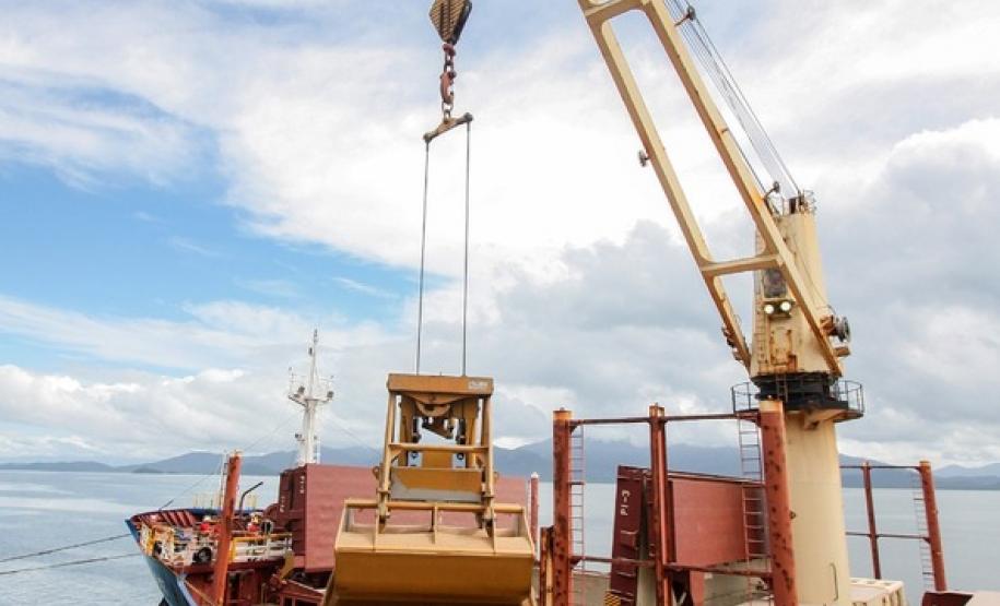 O Porto de Paranaguá alcançou na madrugada desta terça-feira (31) a marca de 53.098.566 toneladas de produtos movimentados. O número, que deve aumentar ao longo do dia, já supera o recorde do ano passado, quando foram 53.029.221 toneladas. Em Antonina, as movimentações somaram 908.377 toneladas e são 17% maiores que em 2018