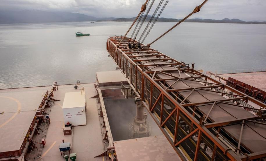 O Porto de Paranaguá alcançou na madrugada desta terça-feira (31) a marca de 53.098.566 toneladas de produtos movimentados. O número, que deve aumentar ao longo do dia, já supera o recorde do ano passado, quando foram 53.029.221 toneladas. Em Antonina, as movimentações somaram 908.377 toneladas e são 17% maiores que em 2018