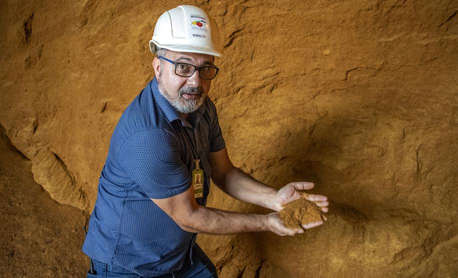 O lote já está completo e armazenado no terminal da Cimbessul, em Paranaguá. Segundo o coordenador de operações portuárias Ronaldo Zucarelli, 700 caminhões descarregaram o DDGS nos armazéns da empresa. O produto está segregado no armazém, como exigido pelo comprador.