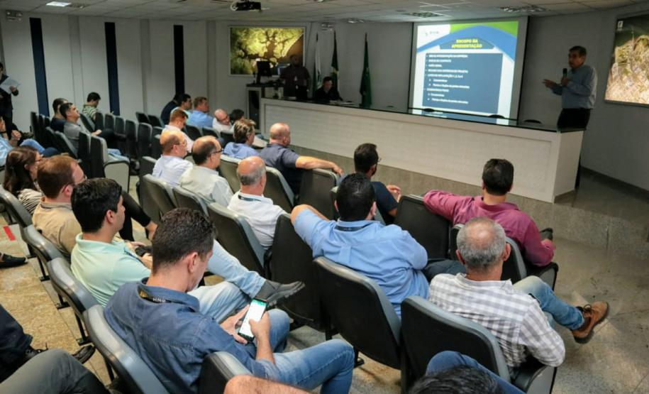 Os projetos executivos da revitalização da Avenida Atílio Fontana, conhecida como Estrada Velha de Alexandra, e da construção de um viaduto sobre a ferrovia da Avenida Roque Vernalha serão doados pela iniciativa privada e executados pelo Governo do Estado.