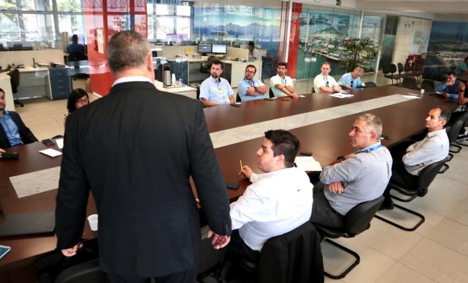 Grupo de trabalho debate propostas para reduzir o tempo dos processos de exportação e importação no Porto de Paranaguá, com a implantação de um sistema comunitário.