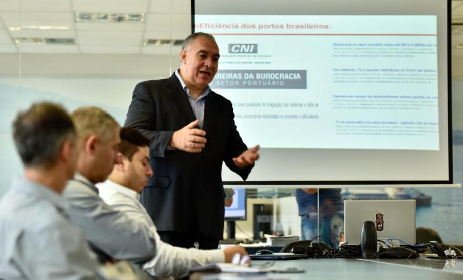 Grupo de trabalho debate propostas para reduzir o tempo dos processos de exportação e importação no Porto de Paranaguá, com a implantação de um sistema comunitário.