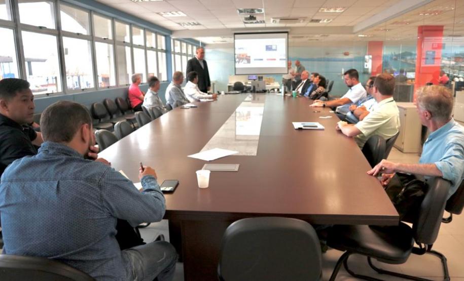 Grupo de trabalho debate propostas para reduzir o tempo dos processos de exportação e importação no Porto de Paranaguá, com a implantação de um sistema comunitário.