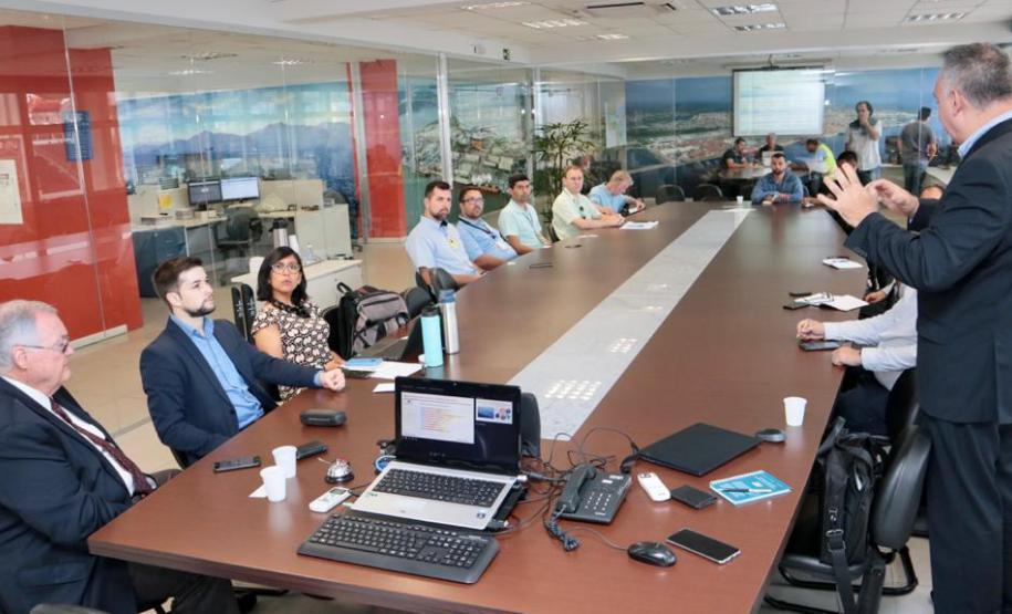 Grupo de trabalho debate propostas para reduzir o tempo dos processos de exportação e importação no Porto de Paranaguá, com a implantação de um sistema comunitário.