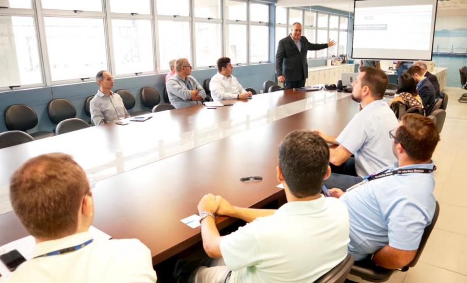 Grupo de trabalho debate propostas para reduzir o tempo dos processos de exportação e importação no Porto de Paranaguá, com a implantação de um sistema comunitário.