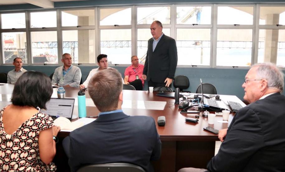 Grupo de trabalho debate propostas para reduzir o tempo dos processos de exportação e importação no Porto de Paranaguá, com a implantação de um sistema comunitário.