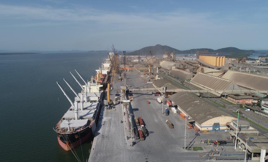 Silos públicos e as estruturas de uso comum aos terminais operadores do Corredor de Exportação passam por uma revisão para operar a todo vapor. A produção ainda está no campo e a previsão é que os trabalhos no porto sejam concluídos até o fim do mês.