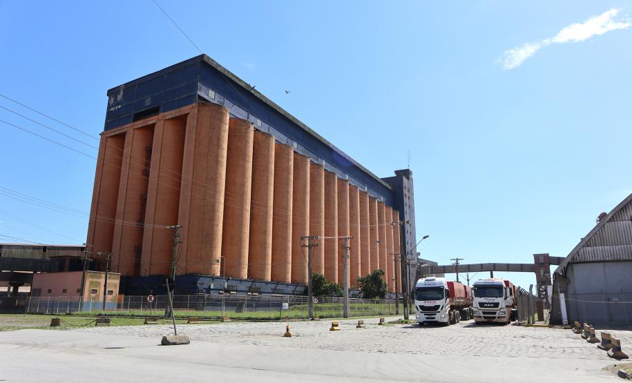 Silos públicos e as estruturas de uso comum aos terminais operadores do Corredor de Exportação passam por uma revisão para operar a todo vapor. A produção ainda está no campo e a previsão é que os trabalhos no porto sejam concluídos até o fim do mês.