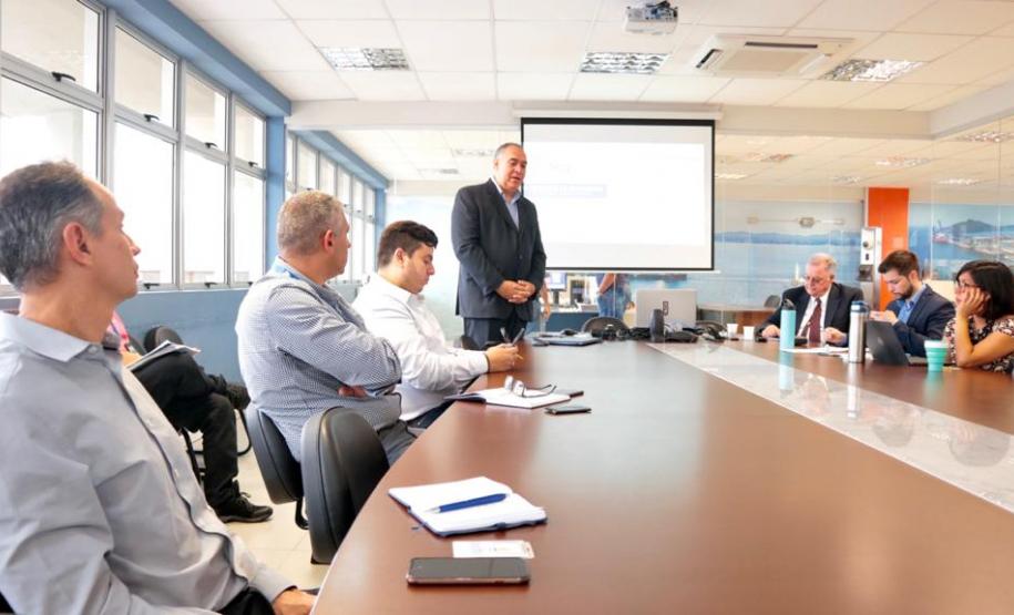 Grupo de trabalho debate propostas para reduzir o tempo dos processos de exportação e importação no Porto de Paranaguá, com a implantação de um sistema comunitário.