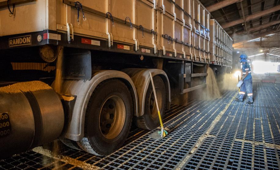 Depois de reformas e um ostensivo controle de pragas, os silos públicos horizontais do Corredor de Exportação do Porto de Paranaguá voltam a receber carga. Localizados no cais, em frente aos berços 212 e 213, os armazéns são destinados ao farelo de soja.