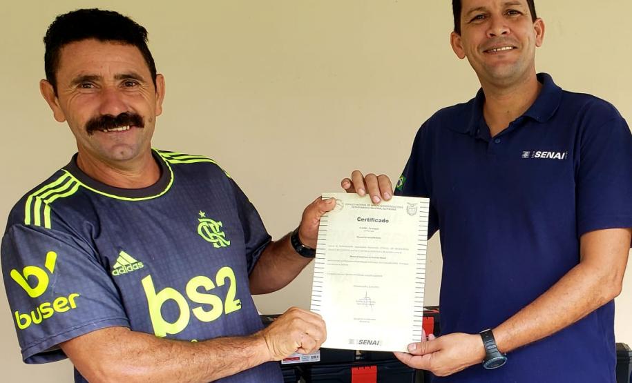 Moradores da Ilha do Teixeira receberam nesta quinta-feira (23) o certificado de conclusão do curso e um kit de ferramentas. O objetivo da ação da empresa Portos do Paraná é que os pescadores possam consertar e fazer a manutenção dos próprios barcos.