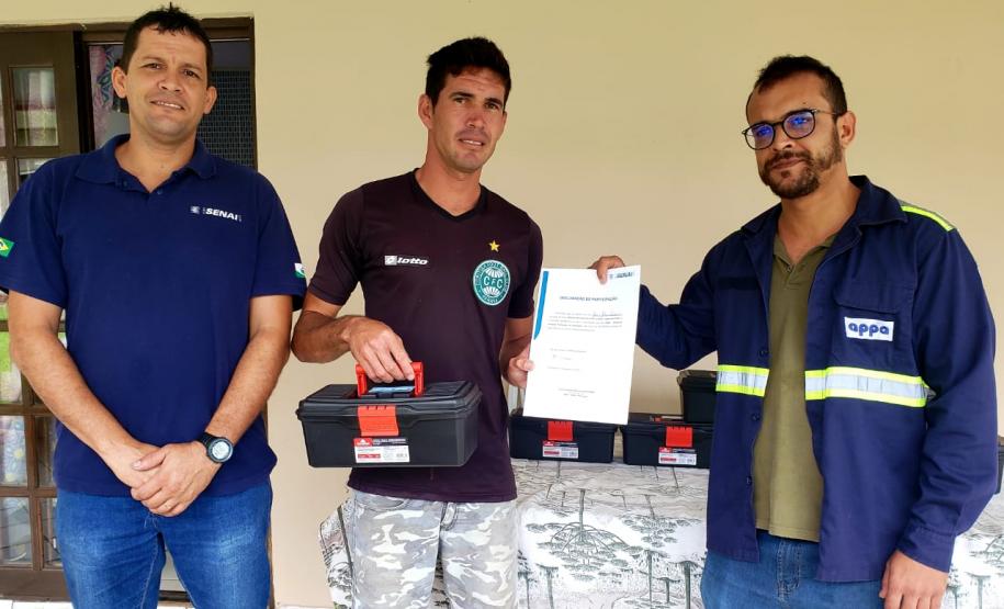 Moradores da Ilha do Teixeira receberam nesta quinta-feira (23) o certificado de conclusão do curso e um kit de ferramentas. O objetivo da ação da empresa Portos do Paraná é que os pescadores possam consertar e fazer a manutenção dos próprios barcos.