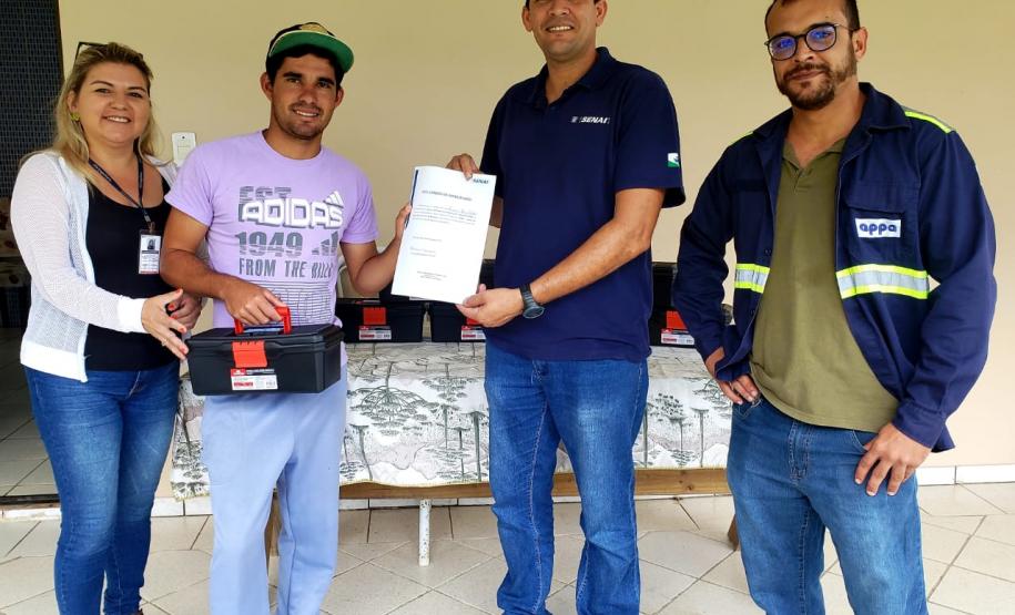 Moradores da Ilha do Teixeira receberam nesta quinta-feira (23) o certificado de conclusão do curso e um kit de ferramentas. O objetivo da ação da empresa Portos do Paraná é que os pescadores possam consertar e fazer a manutenção dos próprios barcos.