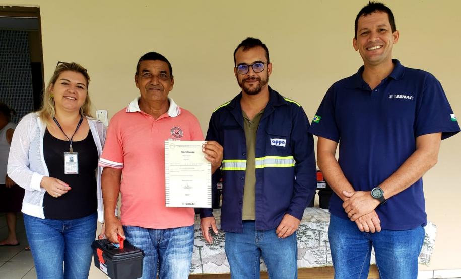 Moradores da Ilha do Teixeira receberam nesta quinta-feira (23) o certificado de conclusão do curso e um kit de ferramentas. O objetivo da ação da empresa Portos do Paraná é que os pescadores possam consertar e fazer a manutenção dos próprios barcos.