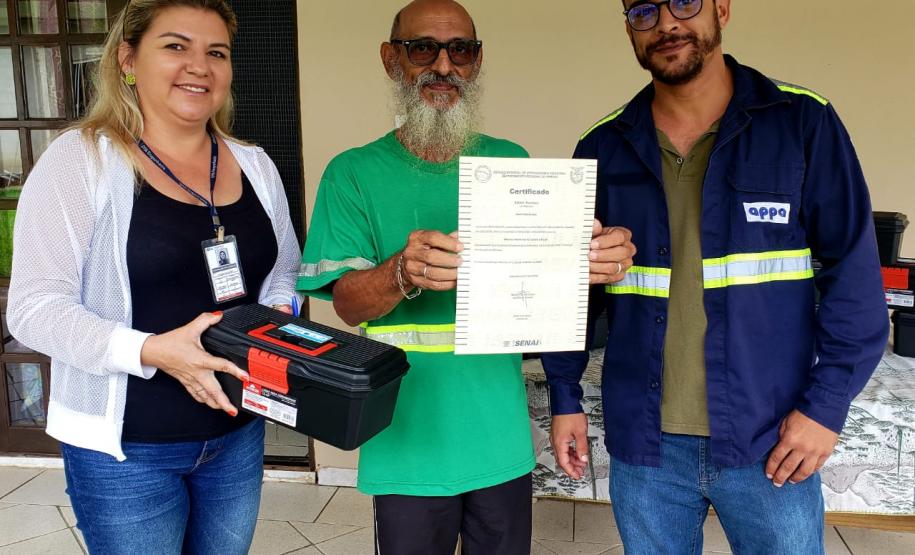 Moradores da Ilha do Teixeira receberam nesta quinta-feira (23) o certificado de conclusão do curso e um kit de ferramentas. O objetivo da ação da empresa Portos do Paraná é que os pescadores possam consertar e fazer a manutenção dos próprios barcos.