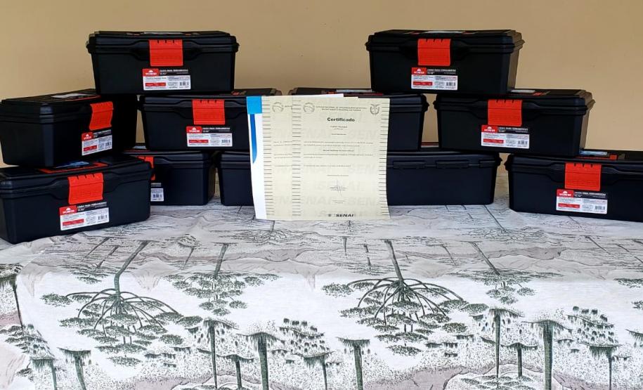 Moradores da Ilha do Teixeira receberam nesta quinta-feira (23) o certificado de conclusão do curso e um kit de ferramentas. O objetivo da ação da empresa Portos do Paraná é que os pescadores possam consertar e fazer a manutenção dos próprios barcos.