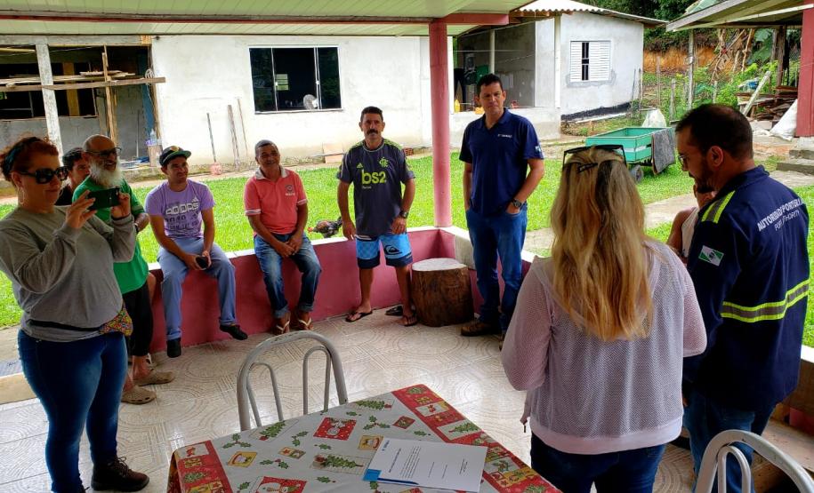 Moradores da Ilha do Teixeira receberam nesta quinta-feira (23) o certificado de conclusão do curso e um kit de ferramentas. O objetivo da ação da empresa Portos do Paraná é que os pescadores possam consertar e fazer a manutenção dos próprios barcos.