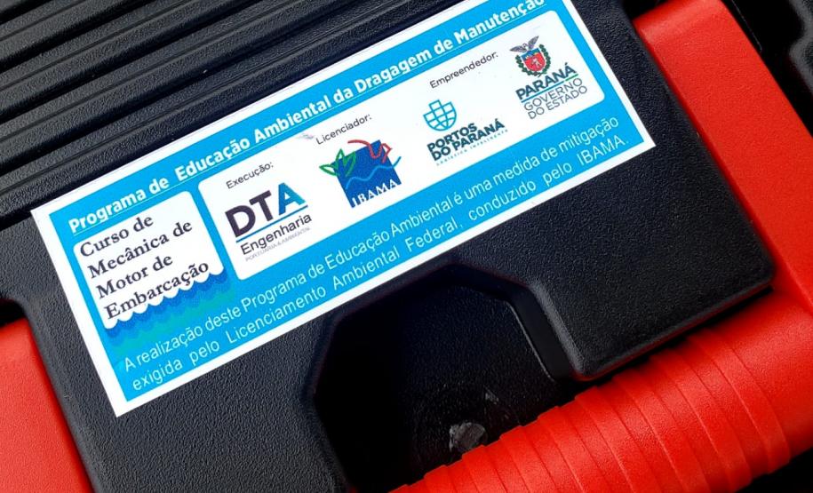 Moradores da Ilha do Teixeira receberam nesta quinta-feira (23) o certificado de conclusão do curso e um kit de ferramentas. O objetivo da ação da empresa Portos do Paraná é que os pescadores possam consertar e fazer a manutenção dos próprios barcos.