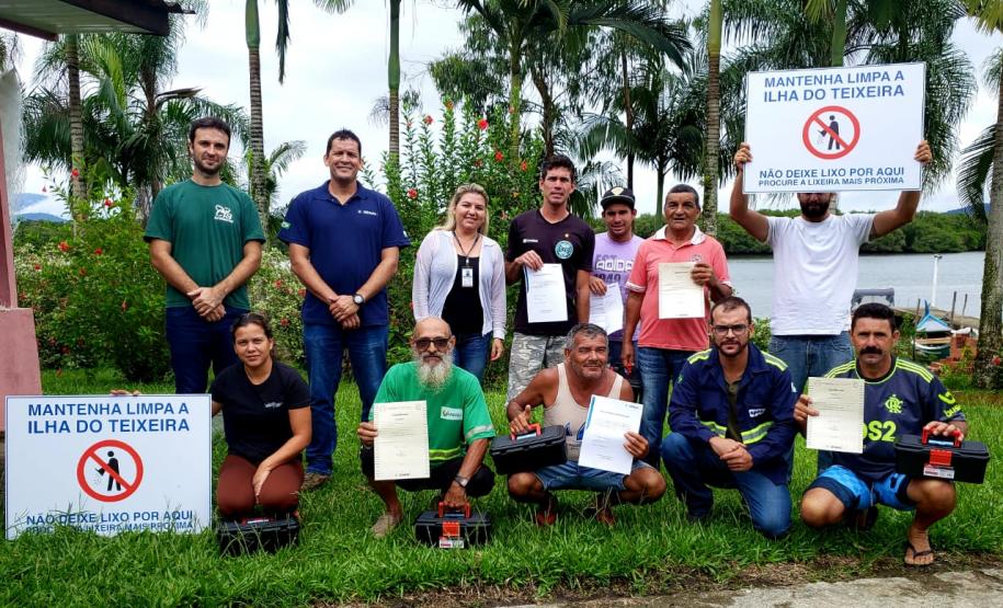 Moradores da Ilha do Teixeira receberam nesta quinta-feira (23) o certificado de conclusão do curso e um kit de ferramentas. O objetivo da ação da empresa Portos do Paraná é que os pescadores possam consertar e fazer a manutenção dos próprios barcos.