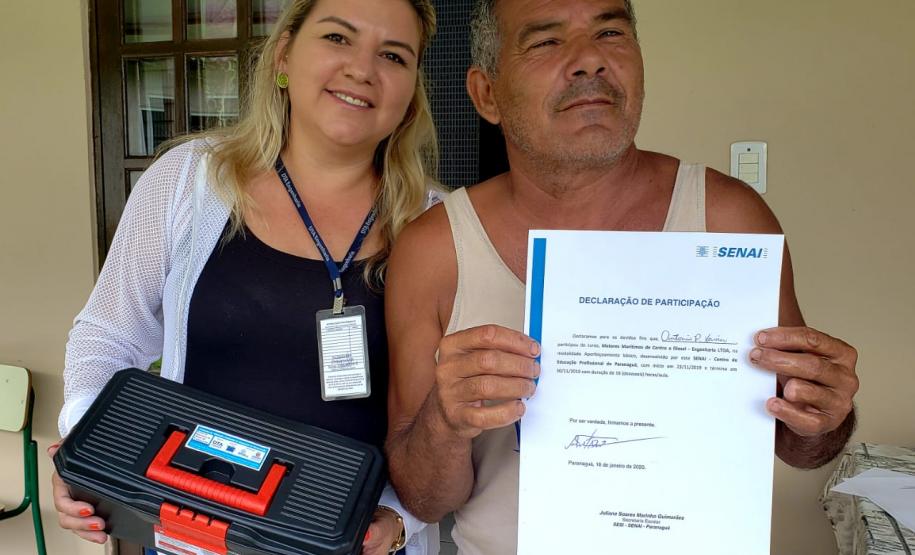 Moradores da Ilha do Teixeira receberam nesta quinta-feira (23) o certificado de conclusão do curso e um kit de ferramentas. O objetivo da ação da empresa Portos do Paraná é que os pescadores possam consertar e fazer a manutenção dos próprios barcos.