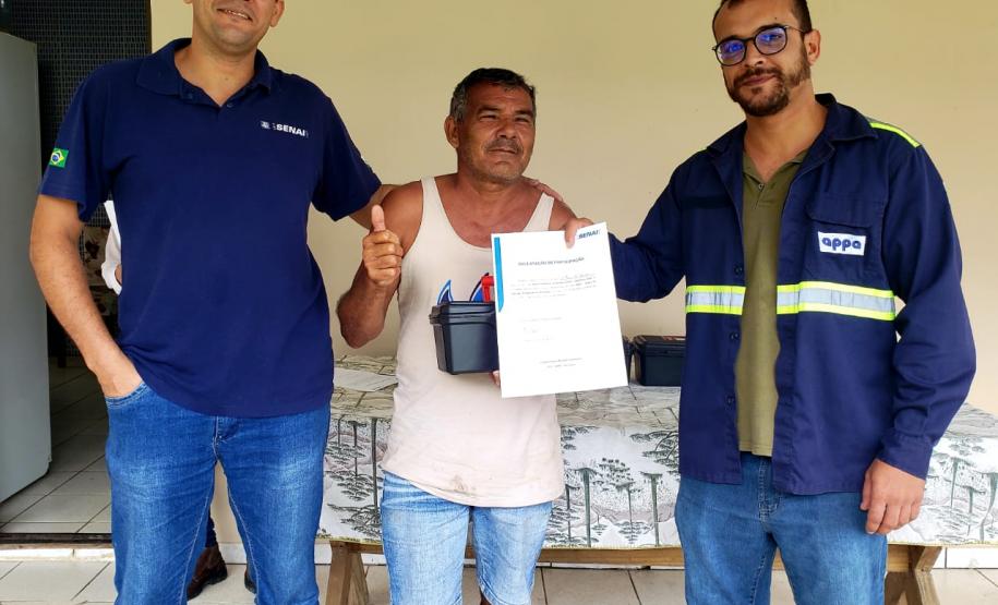 Moradores da Ilha do Teixeira receberam nesta quinta-feira (23) o certificado de conclusão do curso e um kit de ferramentas. O objetivo da ação da empresa Portos do Paraná é que os pescadores possam consertar e fazer a manutenção dos próprios barcos.