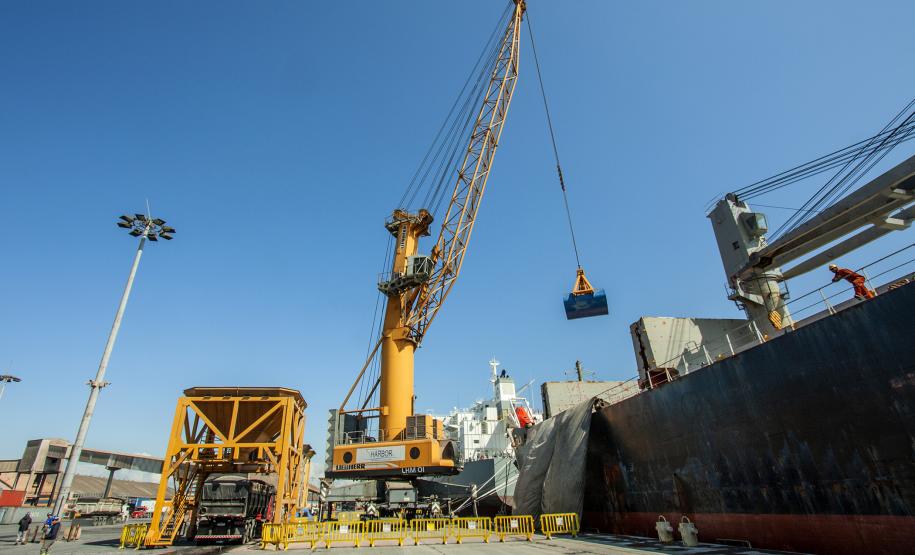 Importadores dos produtos pelos portos de Paranaguá e Antonina pagaram menos em sobre-estadia em 2019. Economia do setor chega a US$20 milhões, em gastos de esperas extras de navios.