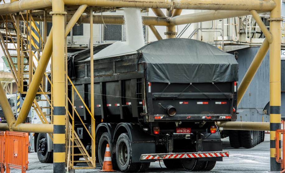 Importadores dos produtos pelos portos de Paranaguá e Antonina pagaram menos em sobre-estadia em 2019. Economia do setor chega a US$20 milhões, em gastos de esperas extras de navios.