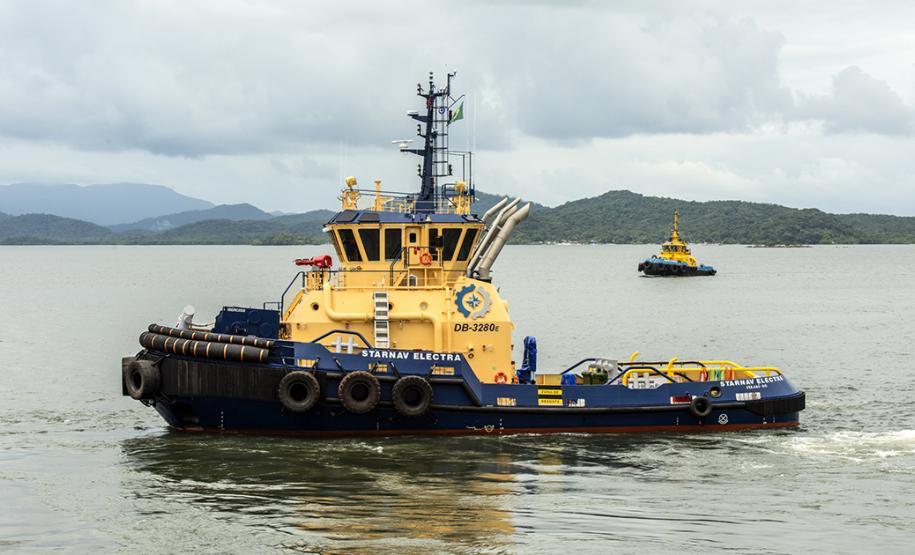 Novo equipamento saiu do estaleiro em Itajaí direto para atender os Porto de Paranaguá e Antonina, reforçando a frota com mais tecnologia e potência. Isso garante melhor atendimento aos serviços e operações marítimos.