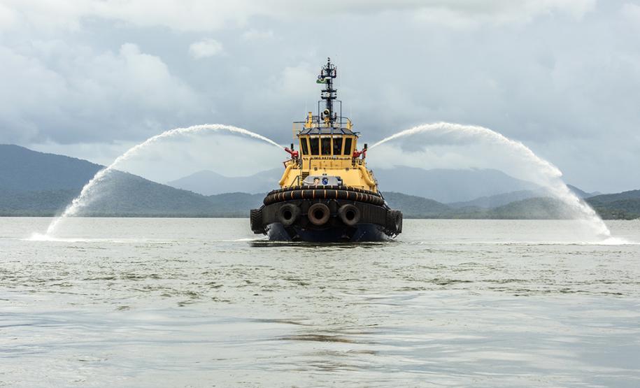 Novo equipamento saiu do estaleiro em Itajaí direto para atender os Porto de Paranaguá e Antonina, reforçando a frota com mais tecnologia e potência. Isso garante melhor atendimento aos serviços e operações marítimos.